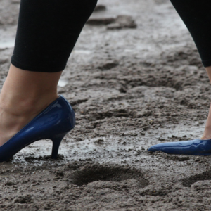 Met de pumps in de modder