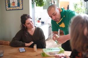 EnergieWending past bij mensen thuis energiebesparende maatregelen toe, in combinatie met een energiecoachgesprek