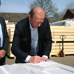 Ondertekening van het "Convenant Betonrecycling" door voorzitter Ton van der Giessen van BRBS en voorzitter Will Verwer van de Stichting Dakmeester