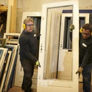 Oude houten deuren worden nieuwe tafels